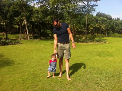 Hannah und Nic laufen Hand in Hand